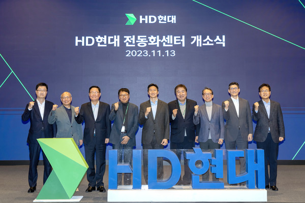 지난 13일 (오른쪽 다섯번째부터) 경기도 성남시 HD현대 글로벌E&D센터(GRC)에서 정기선 HD현대 부회장, 설승기 전동화센터 기술자문위원이 전동화센터 개소식 기념사진을 촬영하고 있다. 사진 = HD현대