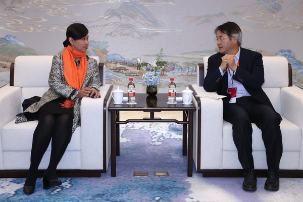 버나디아 이라와티 찬드라데위 세계지방정부연합 아태지부 사무총장(왼쪽)과 이동환 고양특례시장. 사진=고양특례시