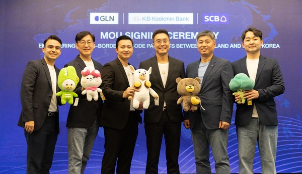 체결식에서 타나왓 끼띠수완(THANAWATN KITTISUWAN) SCB은행 디지털사업(Merchant) 본부장(왼쪽 네번째)과 김경호 GLN 대표(왼쪽 두번째), 박형주 KB국민은행 디지털신사업본부장(왼쪽 다섯번째) 및 관계자들이 기념 사진을 촬영하고 있다. 사진=KB국민은행