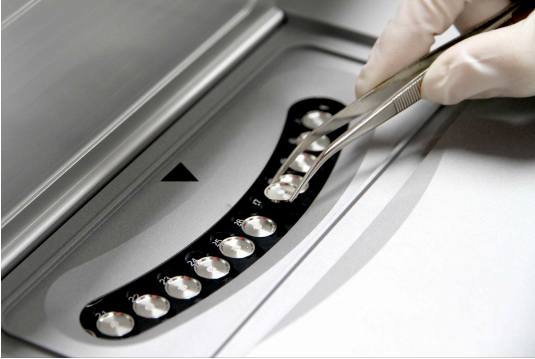 ‘광여기 루미네선스(OSL)’ 연대측정 시스템 활용한 연구 모습. 사진 제공=문화재청