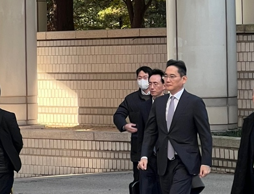 17일 오전 이재용 삼성전자 회장이 서울 서초구 서울중앙지방법원에서 열린 '회계부정·부당합병' 관련 1심 결심 공판에 출석하고 있다. 사진=윤은식 기자