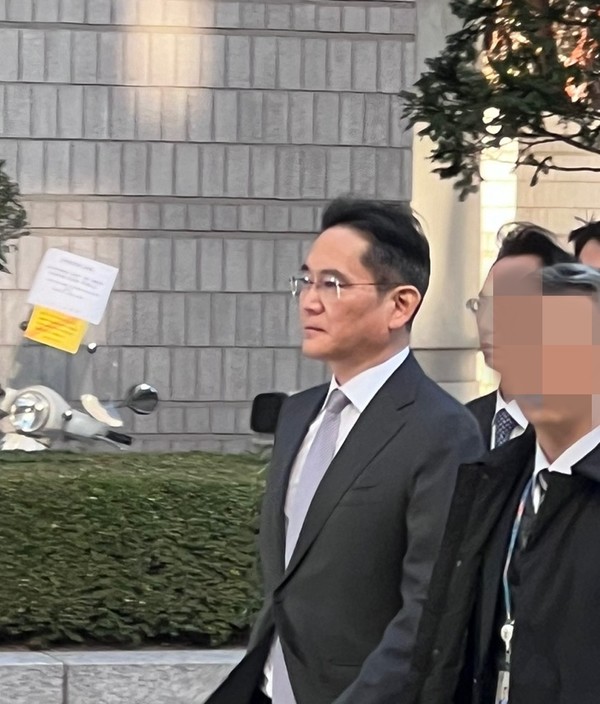 이재용 삼성전자 회장이 17일 법원에 출석하고 있는 모습. 사진=윤은식 기자
