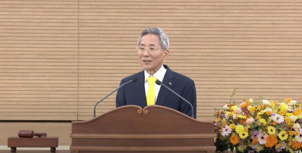 윤종규 KB금융 회장이 임시 주주총회에서 발언하고 있다. 사진=KB금융 유튜브