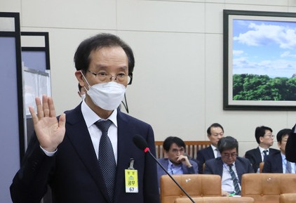 국회 환경노동위원회에서 열린 고용노동부에 대한 국정감사에 증인으로 출석한 이강섭 SPC 샤니 대표이사. 사진=연합뉴스