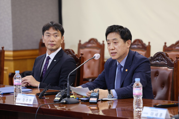 이복현 금융감독원장(왼쪽)과 김주현 금융위원장이 간담회에 참석했다. 사진=연합뉴스