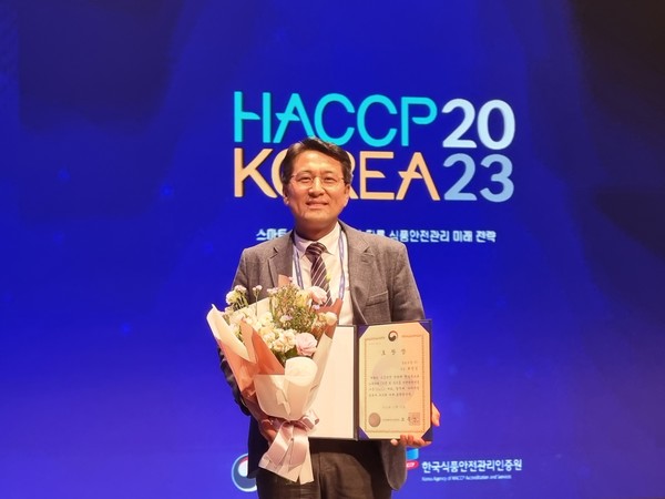 22일 코엑스에서 열린 '해썹 코리아 2023'에서 최인실 샘표 품질보증센터장이 식품의약품안전처장상을 수상하고 기념사진 촬영을 하고 있다. 사진=샘표