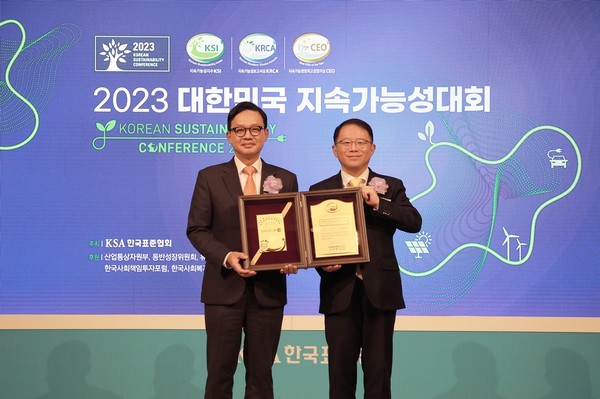 (왼쪽부터)강정훈 DGB금융지주 ESG전략경영연구소장과 강명수 한국표준협회 회장. 사진=DGB금융지주