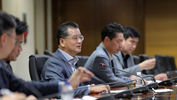 한화생명은 여승주 부회장이 대표이사 선임 첫 날 시작된 노마드 회의가 100회를 맞았다. 사진=한화생명