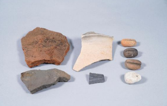 선유도 해역에서 발굴한 간돌검, 기와, 토기, 어망추. 사진 제공=문화재청