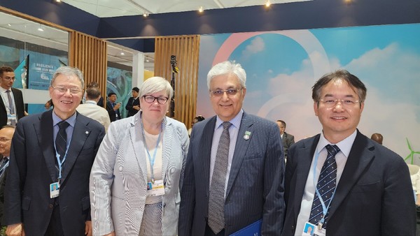 지난해 COP27에서 기념촬영하는 이동환 고양특례시장(오른쪽 첫번째), 오바이스 샤마드 유엔기후변화협약 사무부총장(오른쪽 두번째). 사진=고양특례시