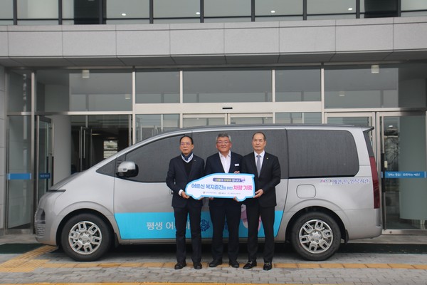신협사회공헌재단 우욱현 상임이사가 지난 27일 예천군노인복지관에 어부바 차량을 기증했다/사진제공=신협