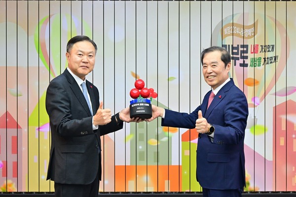 삼성사회공헌업무총괄 최영무 사장(왼쪽)이 사회복지공동모금회 김병준 회장에게서 성금 기부에 대한 감사패를 받은 뒤 김 회장과 기념 촬영하고 있다. 사진=삼성