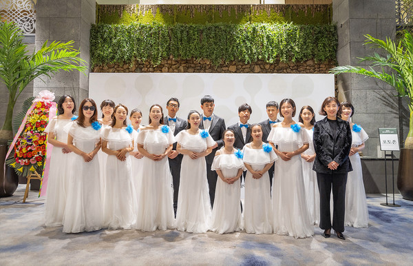 물빛소리 합창단이 기념 사진을 촬영하고 있다.사진=코웨이