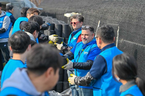 쿠팡풀필먼트서비스는 지역 취약계층 겨울나기를 돕기 위해 '사랑의 연탄 나눔' 봉사활동을 진행했다. 사진=쿠팡