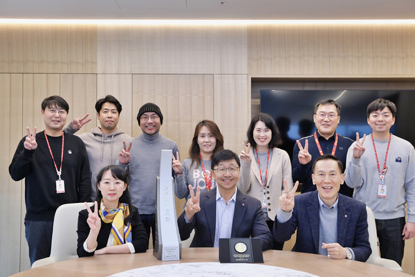 이창엽 롯데웰푸드 대표이사(가운데)와 글로벌 영업부문 임직원들이 '1억불 수출탑 수상'을 기념하며 사진촬영을 하고 있다. 사진=롯데웰푸드