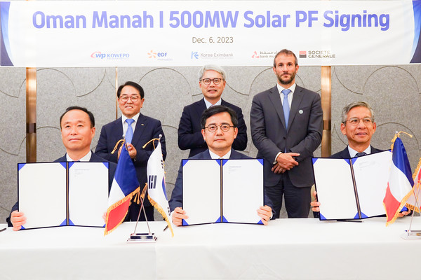 (윗줄 왼쪽부터 시계 방향)박형덕 한국서부발전 사장, 윤희성 한국수출입은행 행장, 브루노 벤싸쏭(Bruno Bensasson) EDF-R 사장, 프랑수아 다오(Francois Dao) EDF-R 중동지역 부사장, 심재선 한국수출입은행 전력에너지금융부장, 고윤호 한국서부발전 해외사업실장. 사진=한국수출입은행