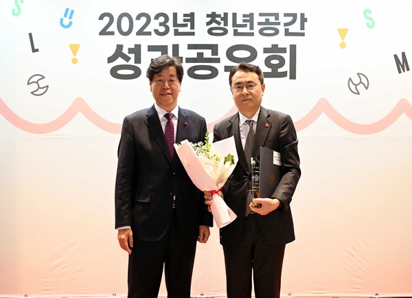 김범수 신세계센트럴시티 지원담당 상무(오른쪽)과 김의승 서울특별시 행정 1부시장(왼쪽)이 ‘2023년 민관협력 우수기관 표창’ 후 기념 촬영을 하고 있다. 사진=신세계센트럴시티