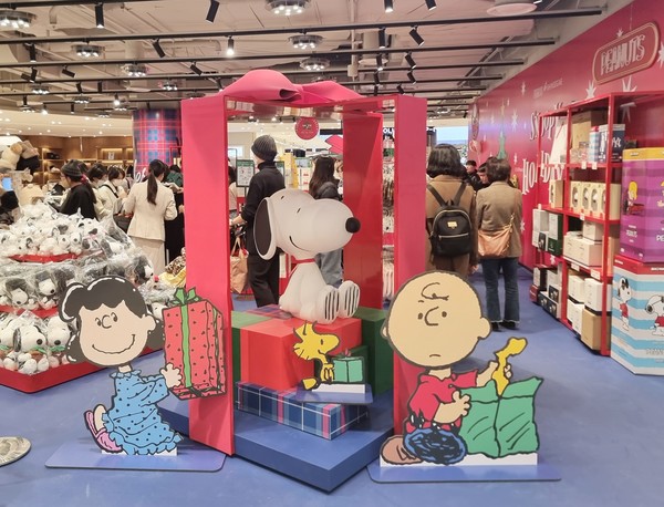 신세계백화점이 센텀시티와 본점에서 '스누피 홀리데이 팝업'을 잇따라 열고 크리스마스 에디션 상품을 선공개한다. 사진=신세계백화점