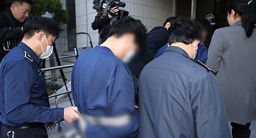 영풍제지 불공정 거래 의혹과 관련해 시세 조종 혐의를 받는 윤모씨와 이모씨가 20일 오전 구속 전 피의자 심문(영장실질심사)을 받기 위해 양천구 서울남부지방법원에 출석하고 있다. 사진=연합뉴스