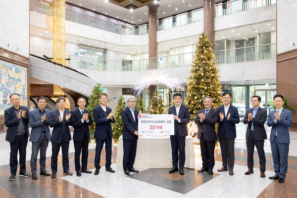 윤희성 수은 행장(가운데 왼쪽)이 11일 오후 여의도 수은 본점에서 황인식 사랑의 열매 사무총장(가운데 오른쪽)을 만나 돌봄 사각지대의 취약계층을 위한 후원금 20억원을 전달했다. 사진=수출입은행