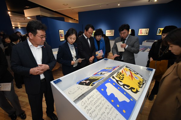 왼쪽부터 제주특별자치도의회 문화체육관광위원회 정민구 위원, 이승아 위원장, 제주특별자치도 김희현 정무부지사, 박두화 위원, 제주도립미술관 이종후 관장. 사진 제공=제주도립미술관