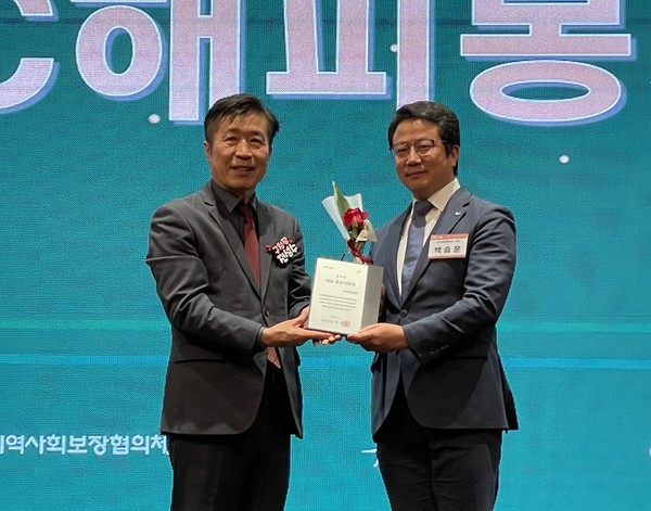 서울 서초구 '엘타워'에서 진행한 '서초의 미래, 기부자 100인과의 동행' 행사에서 백승훈 SPC 상무와 전성수 서초구청장이 기념촬영을 하고 있다.사진=SPC