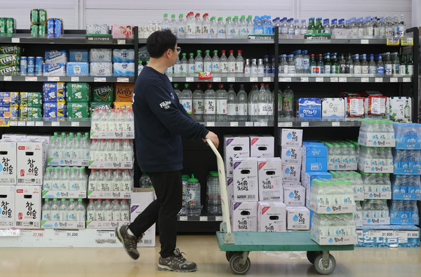 서울 시내 대형마트에 주류 판매대 모습. 사진=연합뉴스