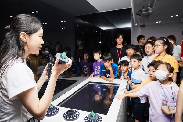 반도체에 대해 설명을 듣고 있는 SK하이닉스 구성원과 가족들.사진=SK하이닉스