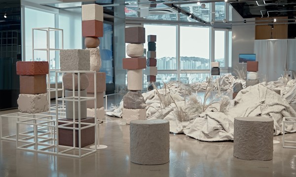 현대백화점면세점이 동대문점 13층에서 국내 지역 전통 공예를 소개하는 지역 상생 전시 '한 결'을 내년 1월 31일까지 진행한다. 사진=현대백화점면세점