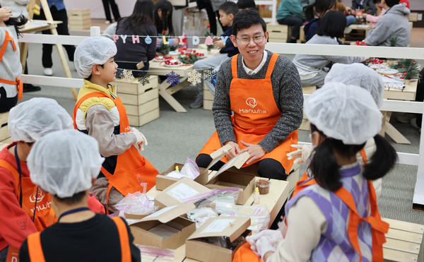 한화생명이 올해 본사 전 부문 임직원이 참여한 봉사활동의 성과를 돌아보고 내년 활동의 방향성을 공유하는 행사를 열었다. 사진=한화생명