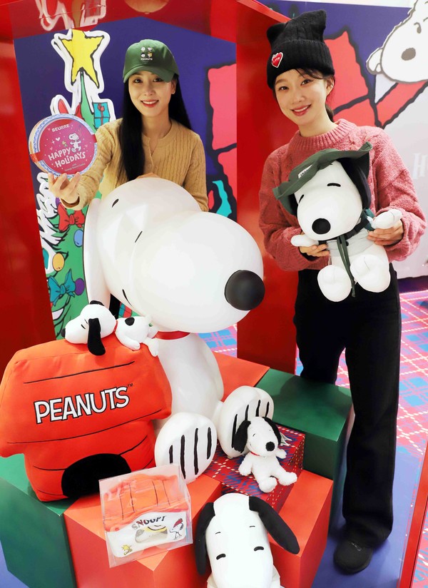 신세계백화점이 크리스마스 시즌을 맞아 오는 28일까지 '스누피 홀리데이 팝업'을 선보인다. 사진=신세계백화점