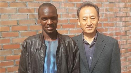 왼쪽부터 케냐 출신 마라토너 오주한과 고(故) 오창석 전 국가대표 감독. 사진 제공=연합뉴스