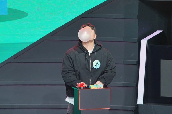 롯데웰푸드 '풍선껌 크게불기결승전에서 커다란 풍선껌을 불고있는 우승자 남기혁씨
