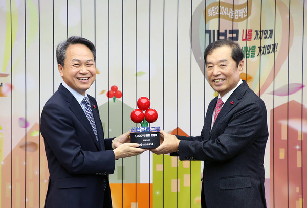 진옥동 회장(왼쪽)과 김병준 사회복지공동모금회 회장이 기념촬영을 하고 있다. 사진=신한지주