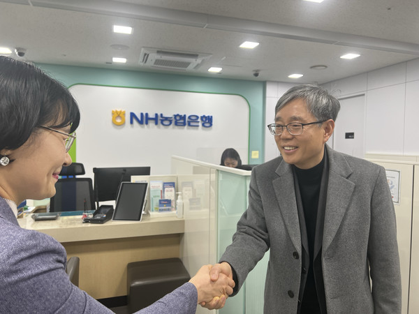 정현범 NH농협은행 서울본부장이 영업점을 찾아 직원을 격려하고 있다. 사진=NH농협은행
