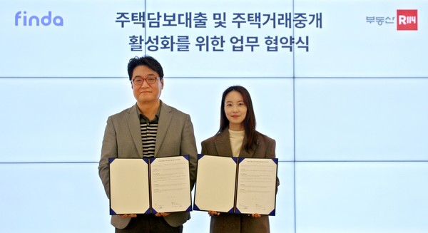 핀다 이혜민 공동대표(오른쪽), 부동산R114 김희방 대표가 협약식에서 기념 촬영을 하고 이다. 사진=핀다