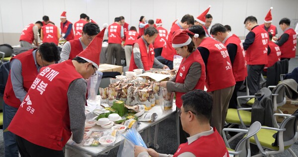 SK증권 임원들이 보양식 3종 키트를 개별 포장하는 모습/사진제공=SK증권