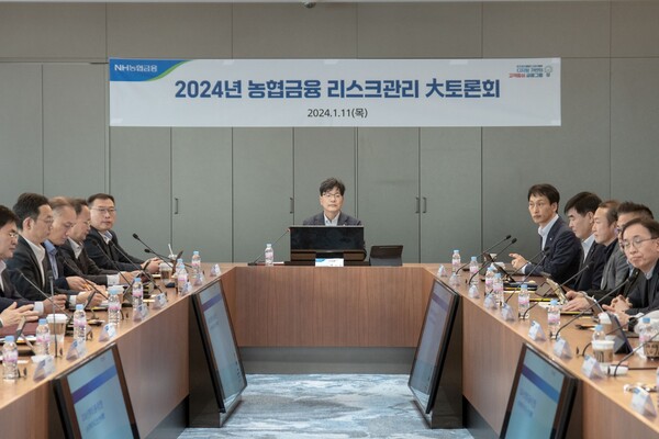 강신노 농협금융 리스크관리 부문장(가운데)이 당부 사항을 전달하고 있다. 사진=NH농협금융지주