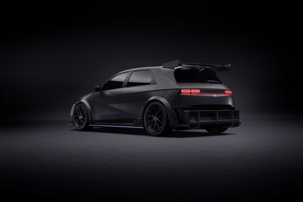 현대자동차가 2024 도쿄 오토살롱에서 'N퍼포먼스 파츠'를 장착한 아이오닉 5N 퍼포먼스 콘셉트 모델  'NPX1'을 공개했다. 사진=현대차