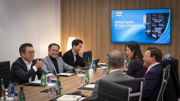 지난 9일(현지시각)부터 미국 라스베이거스에서 실시된 CES 2024 현장에 참석한 SKT와 슈퍼마이크로 임직원들이 비즈니스 협력을 논의하고 있다. 왼쪽에서 첫 번째 유영상 SKT 사장, 오른쪽 줄 가운데 좌석 윌리 리우 슈퍼마이크로 공동창업자 겸 비즈니스 개발부문 부사장. 사진 = SKT