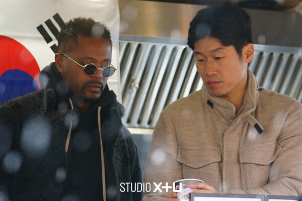 STUDIO X+U가 제작한 스포츠 예능 '맨인유럽' 촬영 현장 사진. 왼쪽부터 파트리스 에브라, 박지성. 사진 = LG유플러스