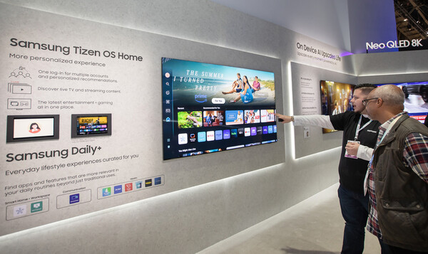 삼성전자 직원이 미국 라스베이거스 컨벤션센터에 마련된 삼성전자 부스에서 관람객에게 삼성 타이젠 OS를 소개하고 있다. 사진 = 삼성전자