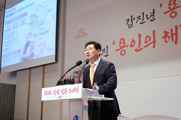 이상일 용인특례시장이 지난 10일 신년 언론브리핑을 열고_ 시의 반도체 산업 육성을 위한 교통 인프라 확충 계획을 설명하고 있다. 사진=용인특례시