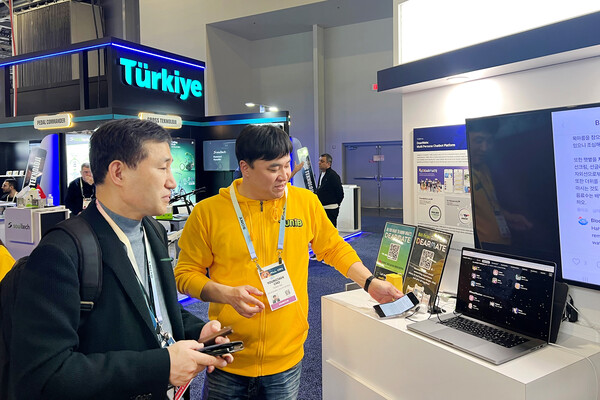 고병일 광주은행장이 CES 부스를 둘러보고 있다. 사진=CES