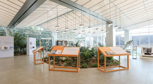 현대백화점은 아트북 출판사 '타셴'의 아트북 컬렉션 전시 '예술가의 비밀 정원'을 진행한다. 사진=현대백화점