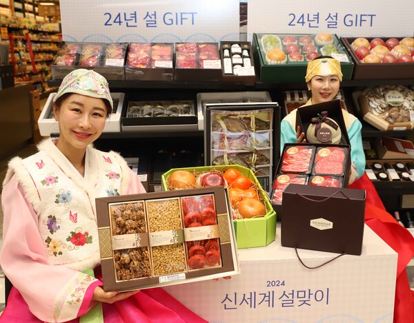 신세계백화점이 22일부터 전 점에 명절 선물 특판 매장을 열고 설 설물세트 본 판매에 나선다. 사진=신세계백화점