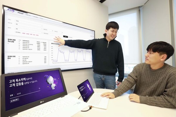 LG유플러스 직원들이 VOC LAB을 활용하고 있다. 사진=LG유플러스