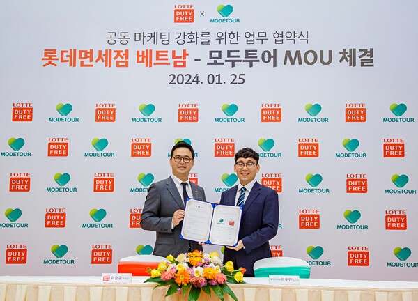 지난 25일 베트남 다낭에 위치한 풀만 리조트에서 열린 '롯데면세점 베트남-모두투어 MOU 체결'식 참석자들이 기념 사진을 촬영 중이다. 왼쪽부터 이승준 롯데면세점 글로벌운영부문장, 이우연 모두투어 동남아 사업부 부서장. 사진 = 모두투어