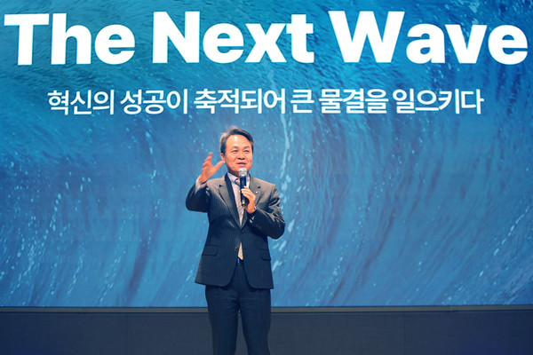 진옥동 신한금융그룹 회장이 기념사를 전하고 있다. 사진=신한지주