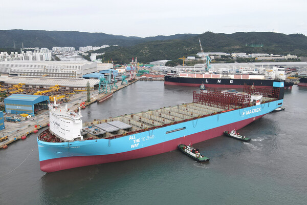 HD현대중공업이 건조한 세계 최초 메탄올 추진 초대형 컨데이너선 '아네 머스크호'의 모습. 사진 = HD현대중공업